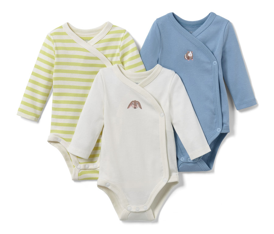 Trois bodys à manches longues pour bébé : un jaune rayé blanc, un blanc avec un lapin et un bleu avec un cochon d’Inde.