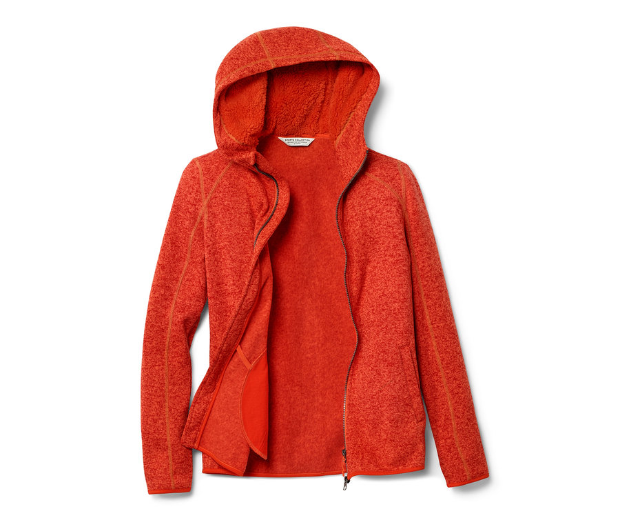 Jaquette en maille polaire à capuche orange chiné, partiellement ouverte.