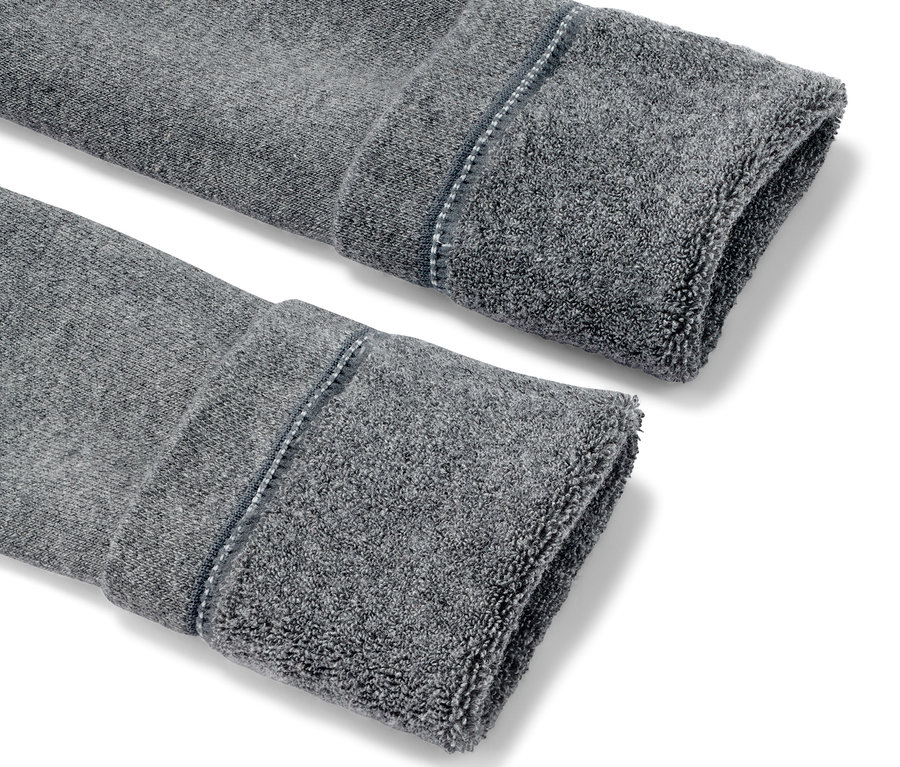 Gros plan sur 3 leggings thermiques gris pour enfants.