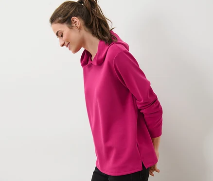 Femme portant un pull à capuche en mélange de modal.