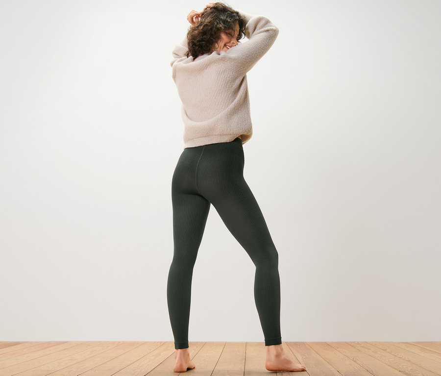 Une femme, vue de dos, porte un legging thermique côtelé.