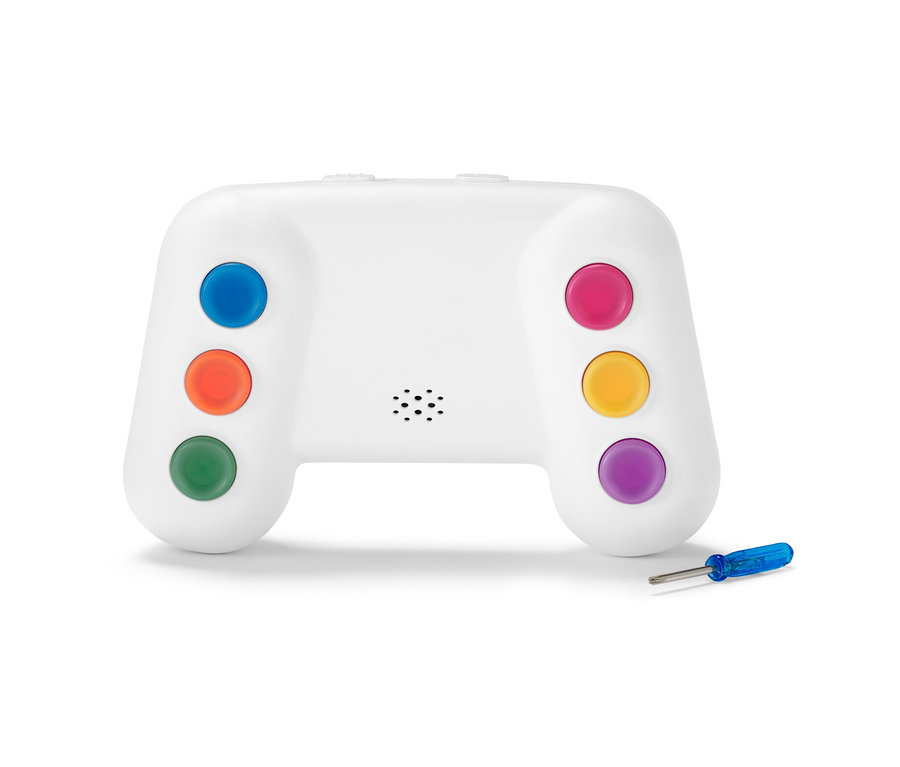 Entraîneur de mémoire électronique blanc avec boutons colorés et un tournevis bleu.
