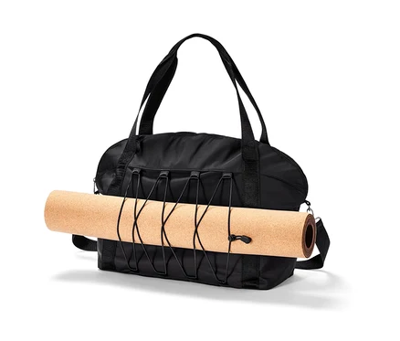 Un sac de sport noir avec un tapis de yoga enroulé.