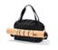 Un sac de sport noir avec un tapis de yoga enroulé.
