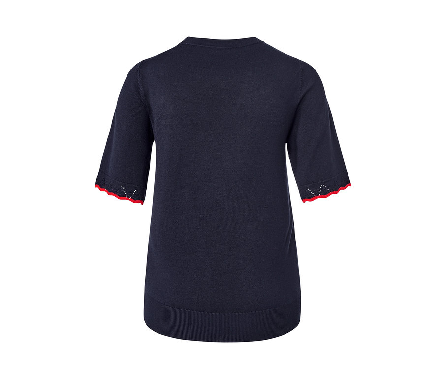 Détail d'un pull en maille fine bleu foncé avec des manches courtes et une bordure rouge.