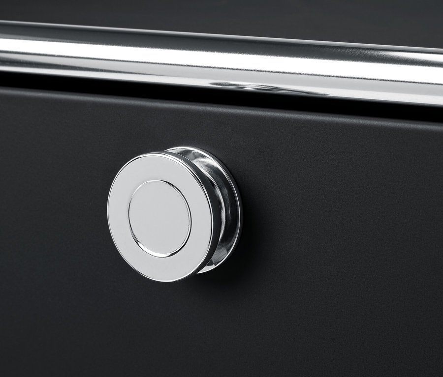 Gros plan d'une commode métallique « CN3 » avec un tiroir et un compartiment à abattant.