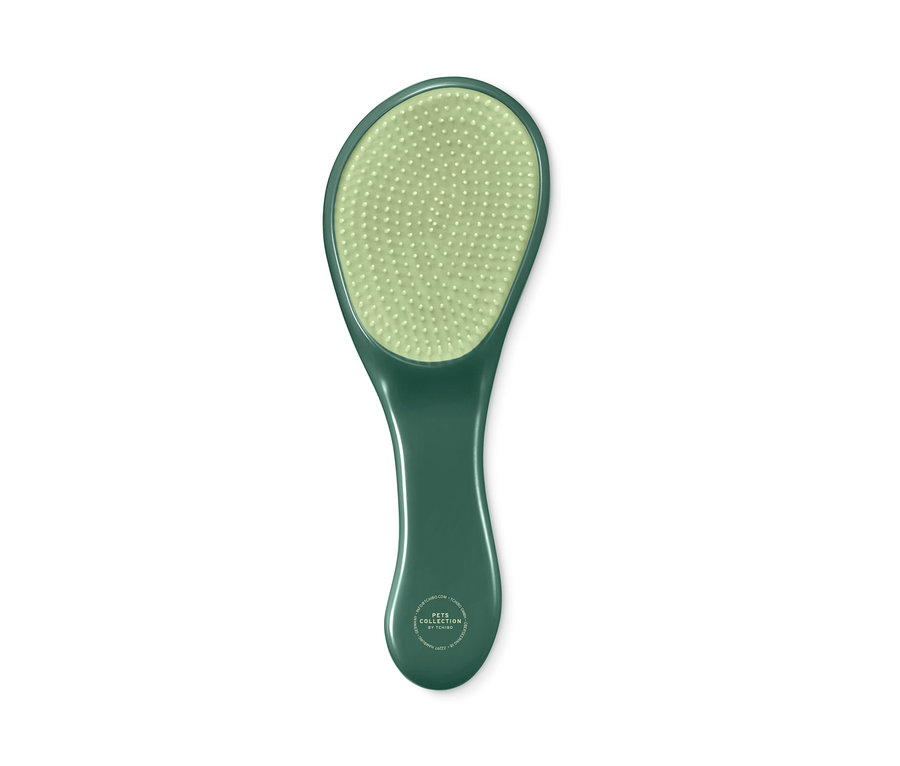 Une brosse verte pour animaux sur fond blanc.