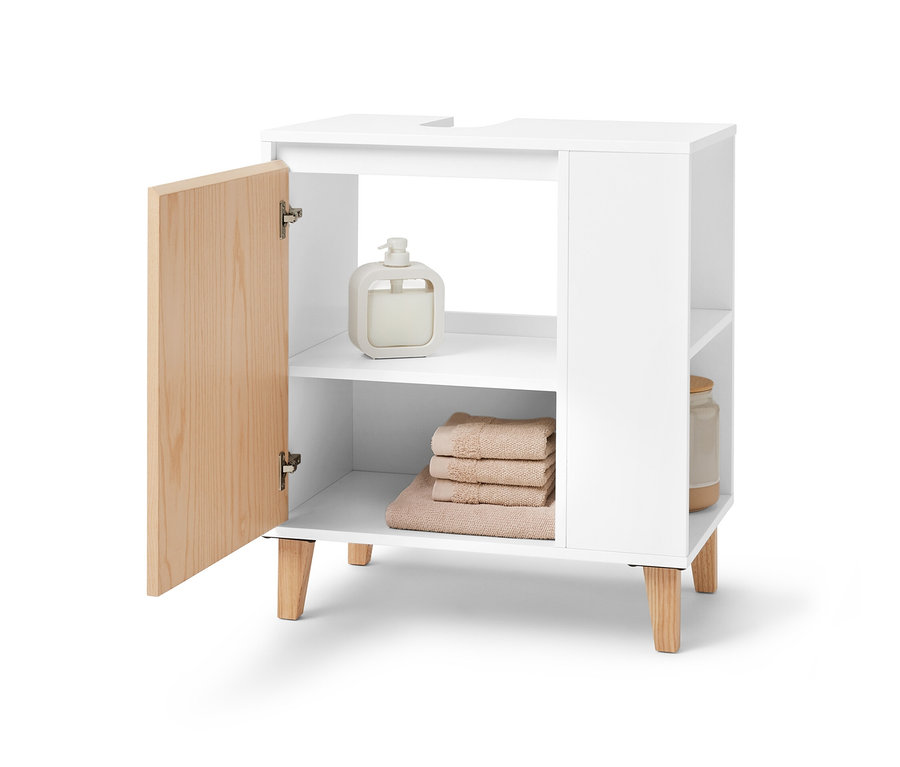 Meuble sous-vasque blanc ouvert avec porte et compartiment latéral. Des serviettes et un distributeur de savon sont posés sur les étagères.