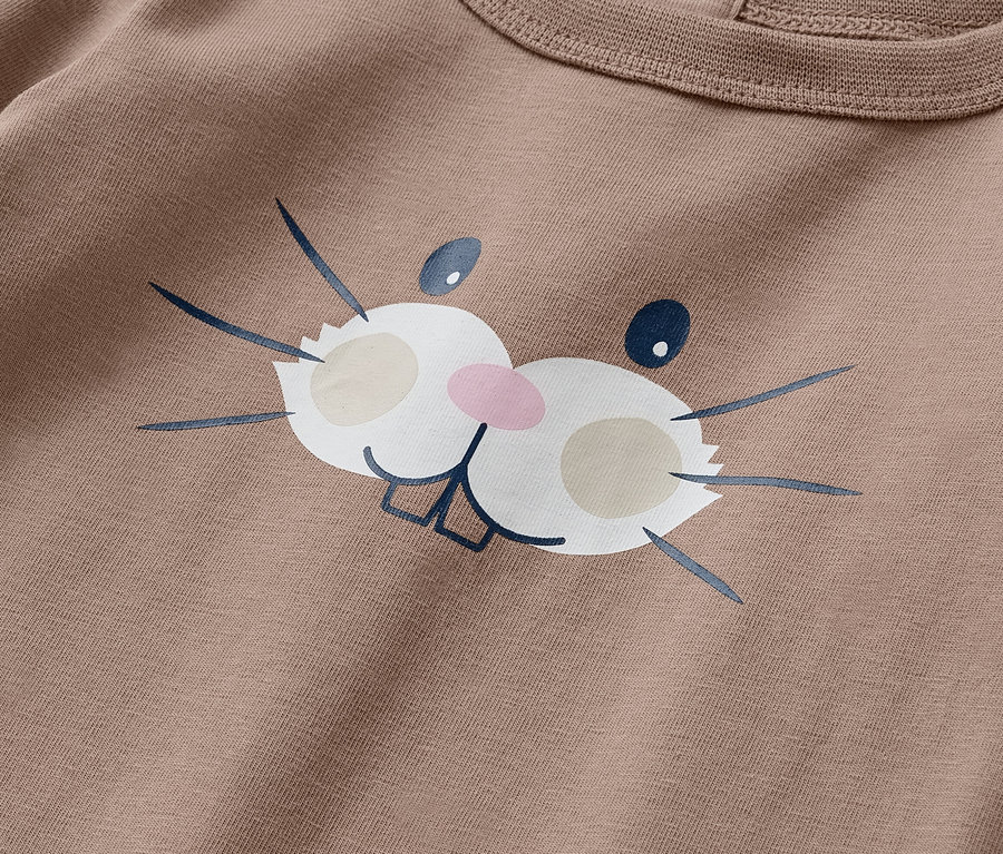 Gros plan d'un ensemble pour bébé marron avec un visage de lapin.
