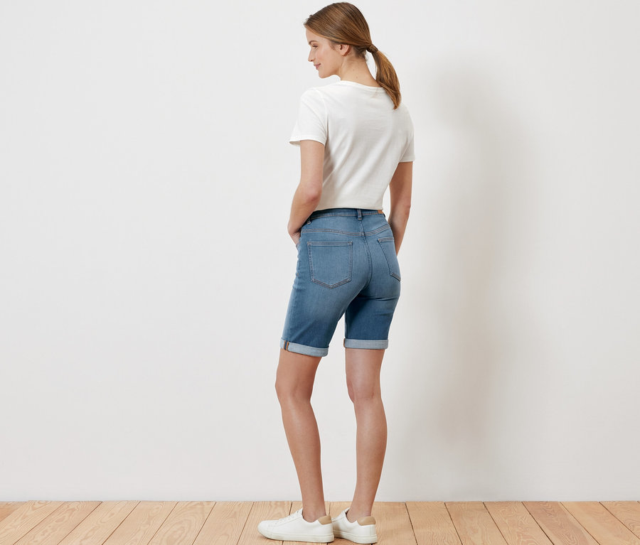 Femme posant en bermuda en jean bleu moyen coupe « Lea ».