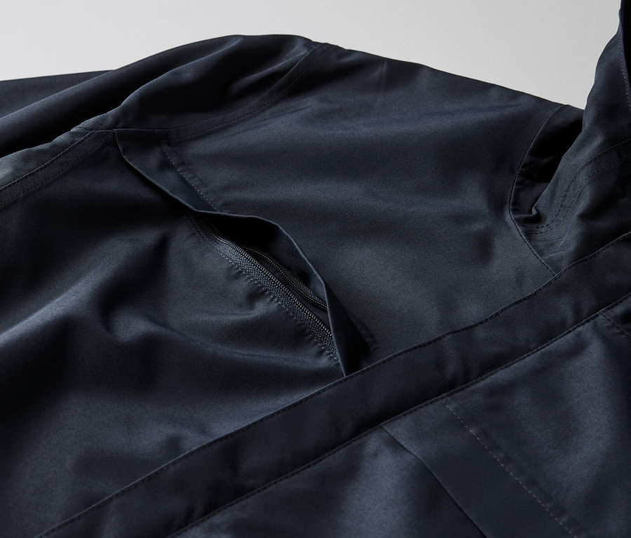 Vue détaillée d'un parka technique avec poche zippée.