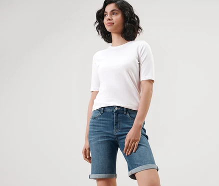 Femme portant un t-shirt blanc et un bermuda en jean – Fit « Lea ».