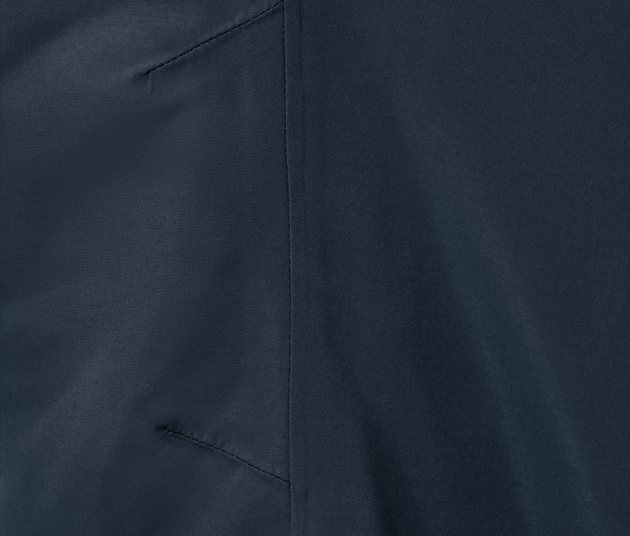 Gros plan sur un pantalon de pluie pour enfant bleu marine.