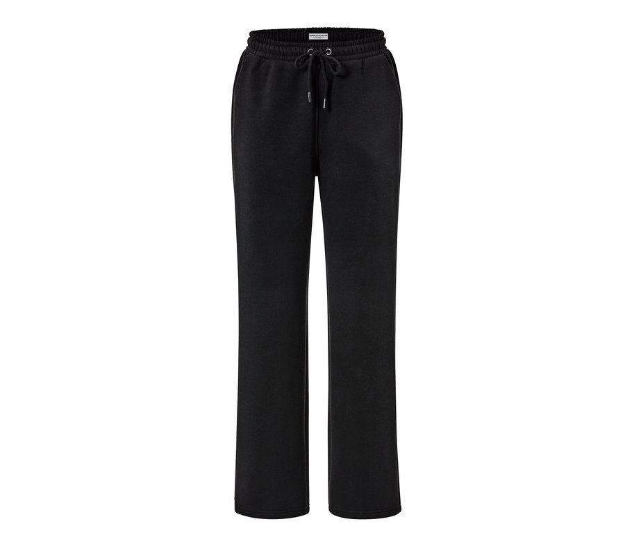 Un pantalon de survêtement noir.