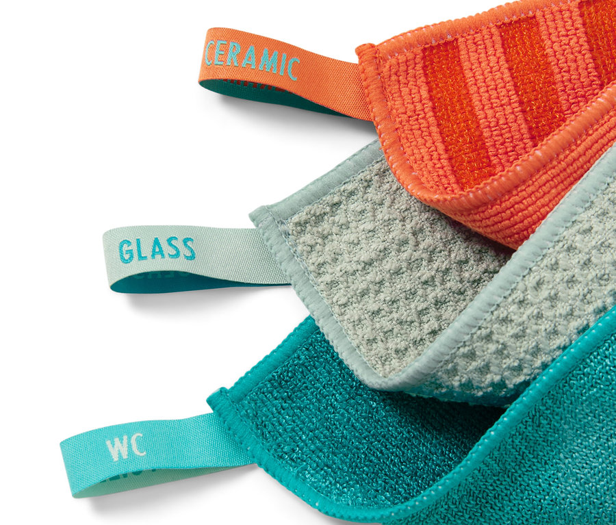 Lot de chiffons de nettoyage : orange pour la céramique, gris pour le verre et turquoise pour les toilettes.