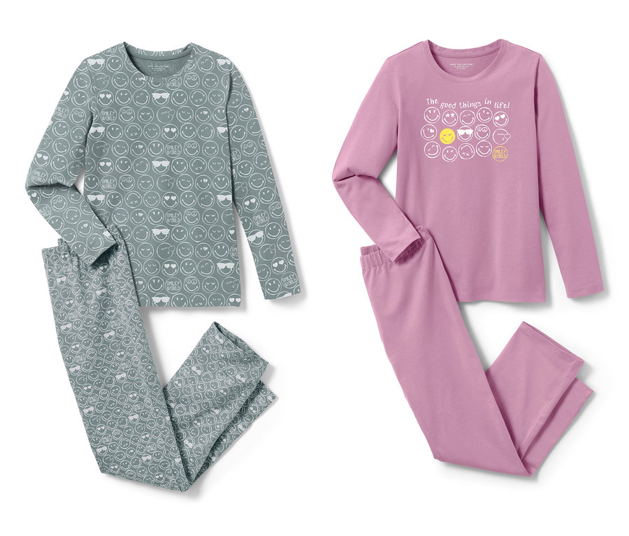 Deux pyjamas pour enfant « Smiley », un gris avec motif smiley, un rose avec écriture.