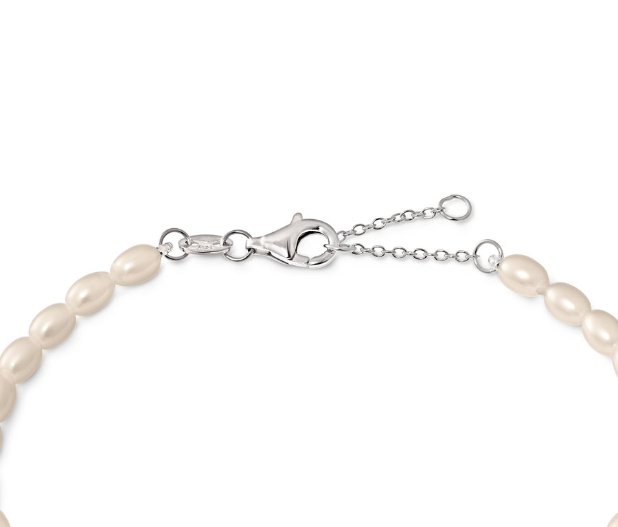 Vue détaillée d'un bracelet en argent 925 avec de petites perles sur un fond blanc.