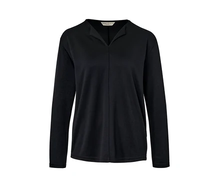 Blouse noire à manches longues.