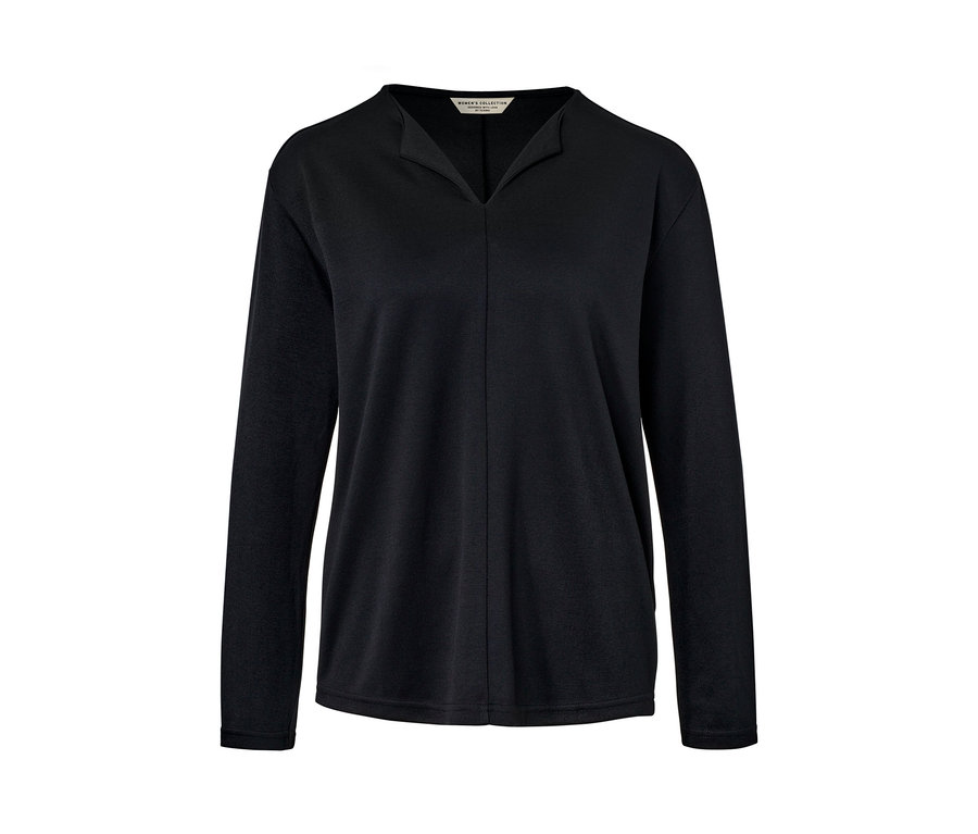 Blouse noire à manches longues.