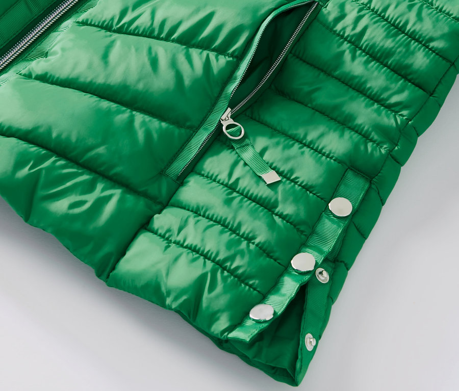 Détail d'une veste surpiquée verte.