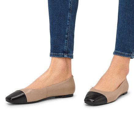 Jambes en jean et ballerines en cuir.