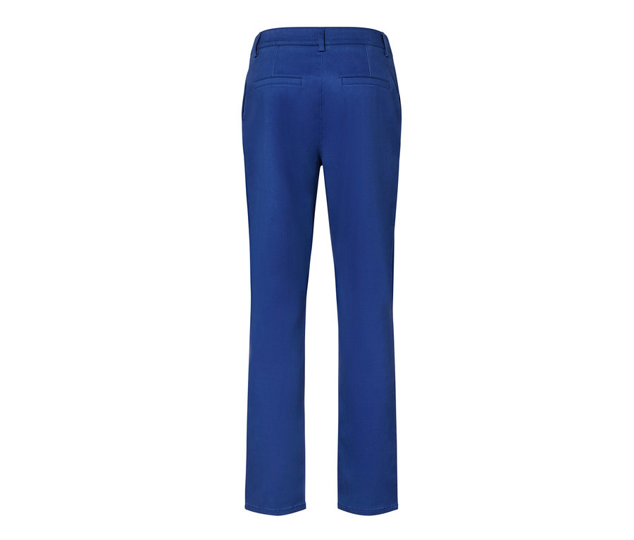 Vue détaillée de l'arrière d'un pantalon chino bleu cobalt.