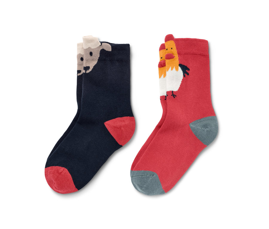 Deux paires de chaussettes 3D pour tout-petits, une paire bleu marine avec un motif de mouton et une paire rouge avec un motif de poulet.