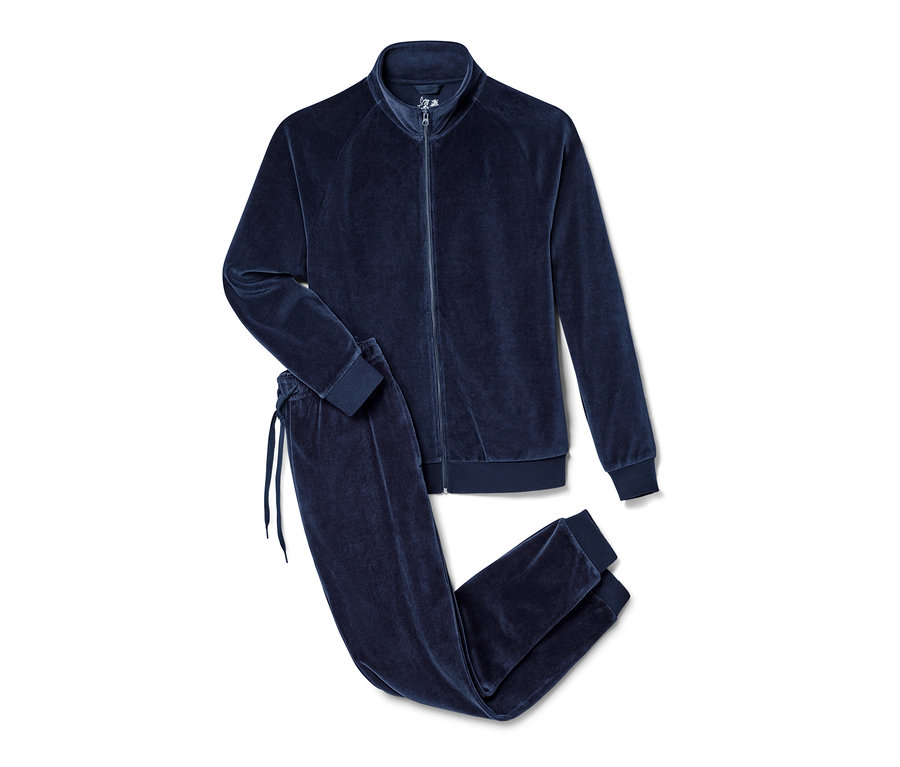 Un survêtement d'intérieur bleu en molleton posé sur un fond blanc.