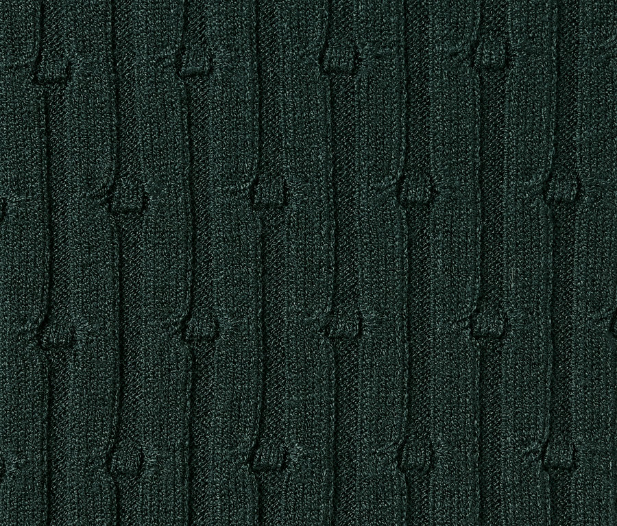 Gros plan d'un pull en maille torsadée vert.