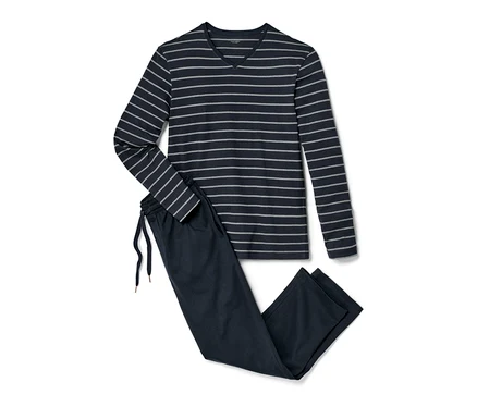 Un pyjama bleu foncé avec un haut rayé à manches longues est posé à côté d'un pantalon de pyjama bleu foncé.