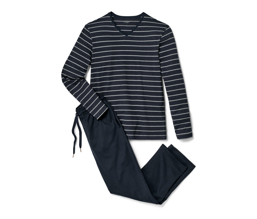 Un pyjama bleu foncé avec un haut rayé à manches longues est posé à côté d'un pantalon de pyjama bleu foncé.