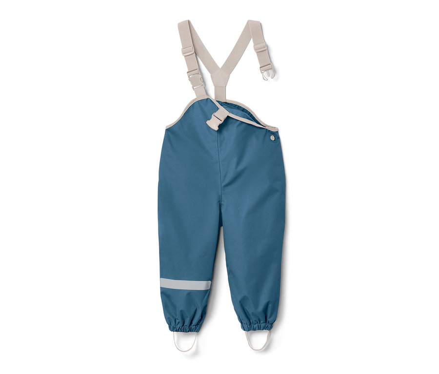 Pantalon imperméable bleu pour tout-petit avec des bretelles beige.