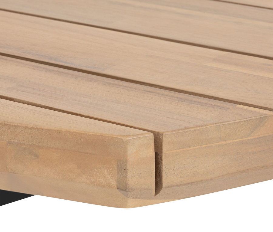 Gros plan d'une table à manger avec un pied en X moderne, d'environ 1,8 m.