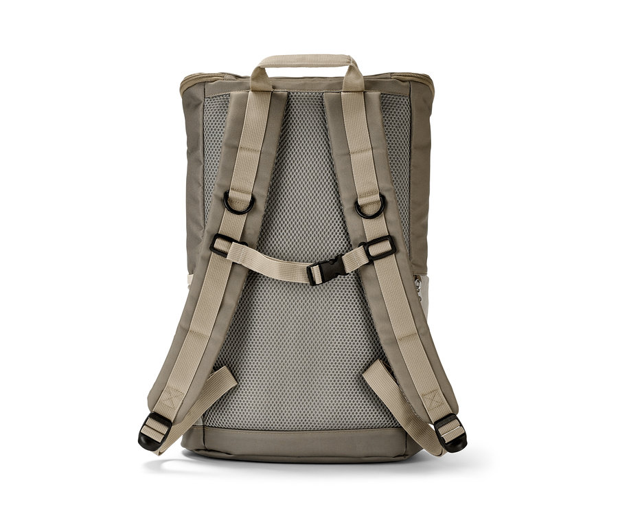 Vue arrière d'un sac à dos d'extérieur.