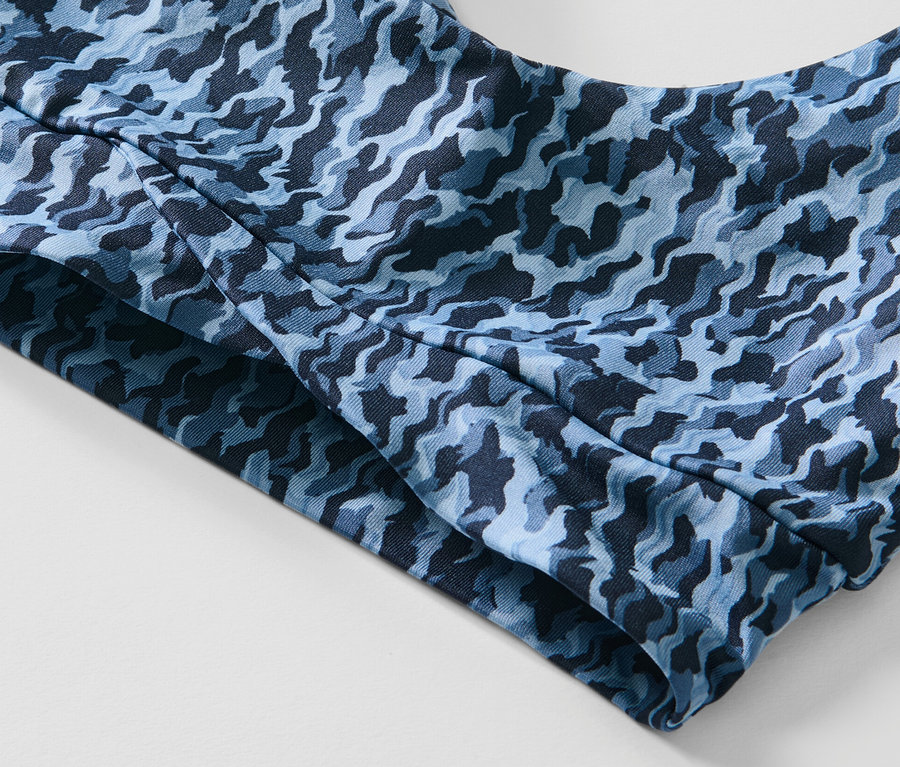 Détail d'une brassière de sport avec imprimé intégral.