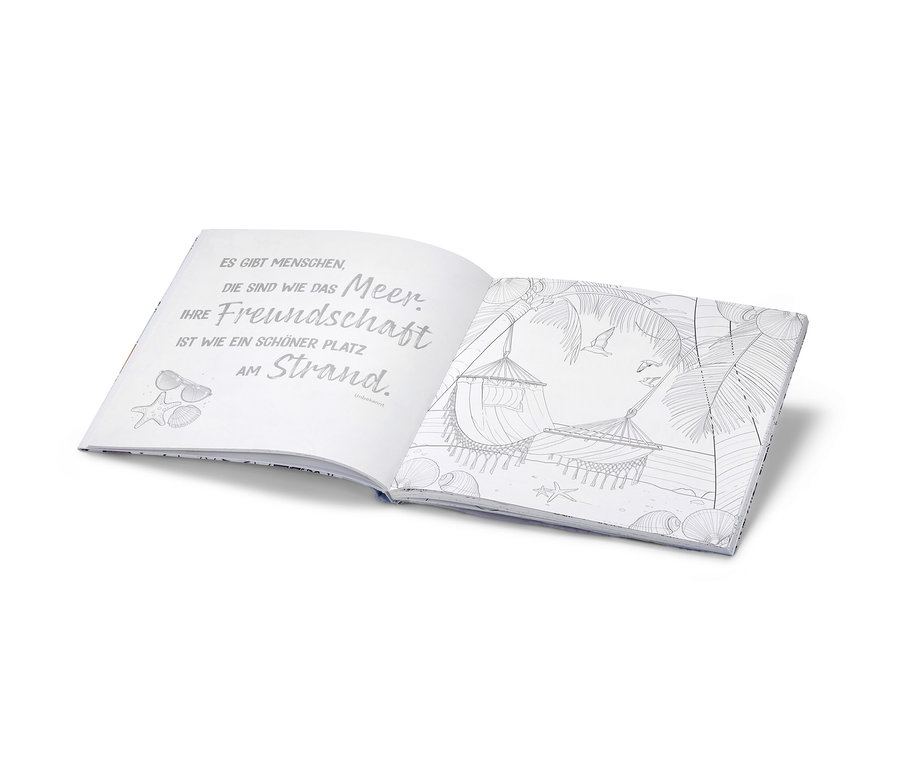 Livre ouvert « Oase der Ruhe – ausmalen und entspannen » (oasis de calme – colorier et se détendre, en allemand) avec des images de plage et du texte.