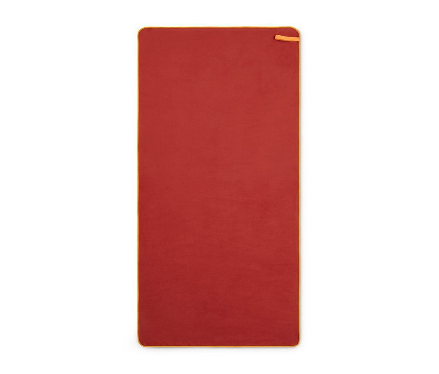 Serviette de bain d’extérieur rouge, env. 100 x 180 cm, avec bordure orange.