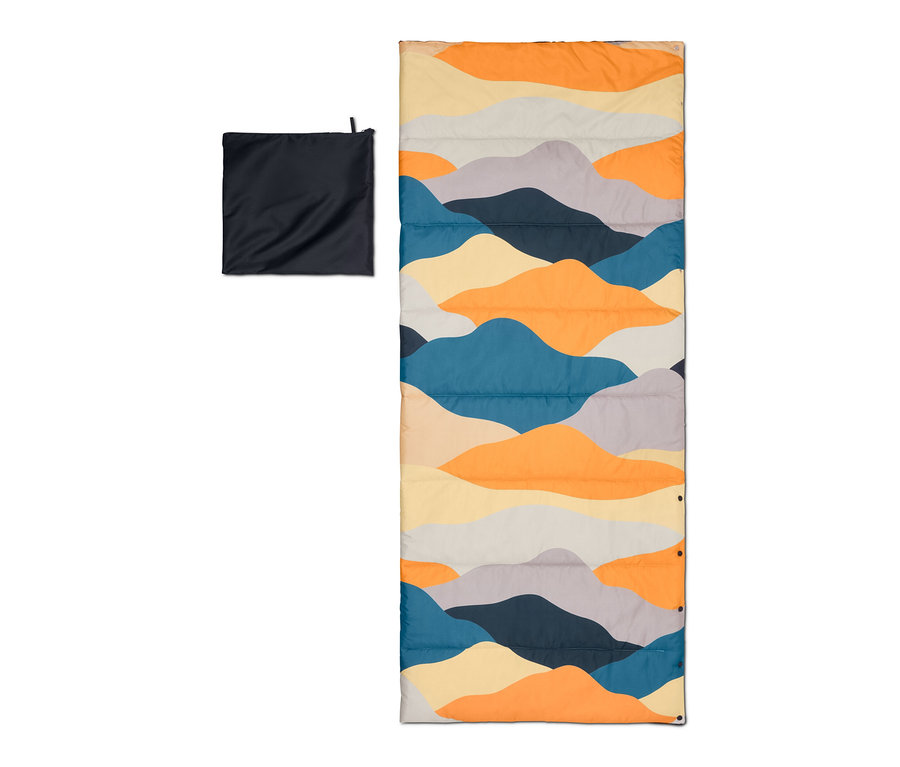 Un sac de couchage 4 en 1 à motif est posé à côté d'un sac de couchage emballé dans sa housse.