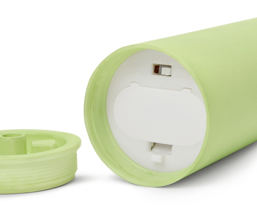 Gros plan d'une torche de jardin LED verte avec couvercle retiré.