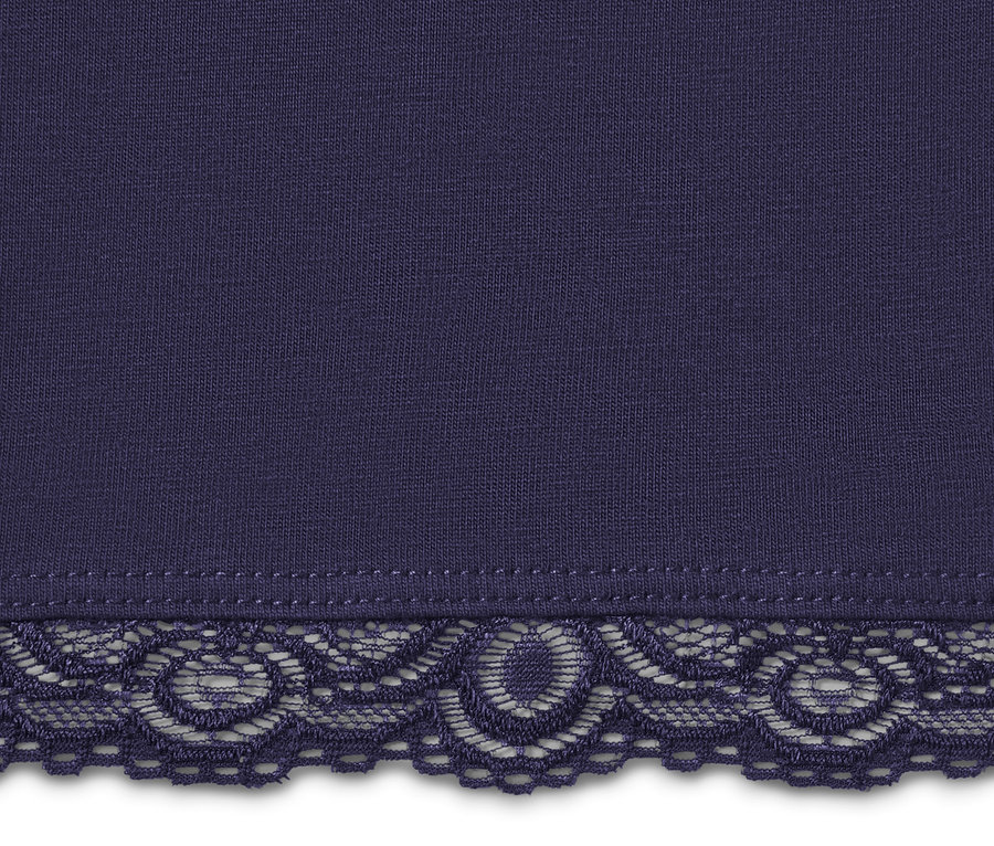 Détail d'un legging court bleu foncé avec bordure en dentelle.
