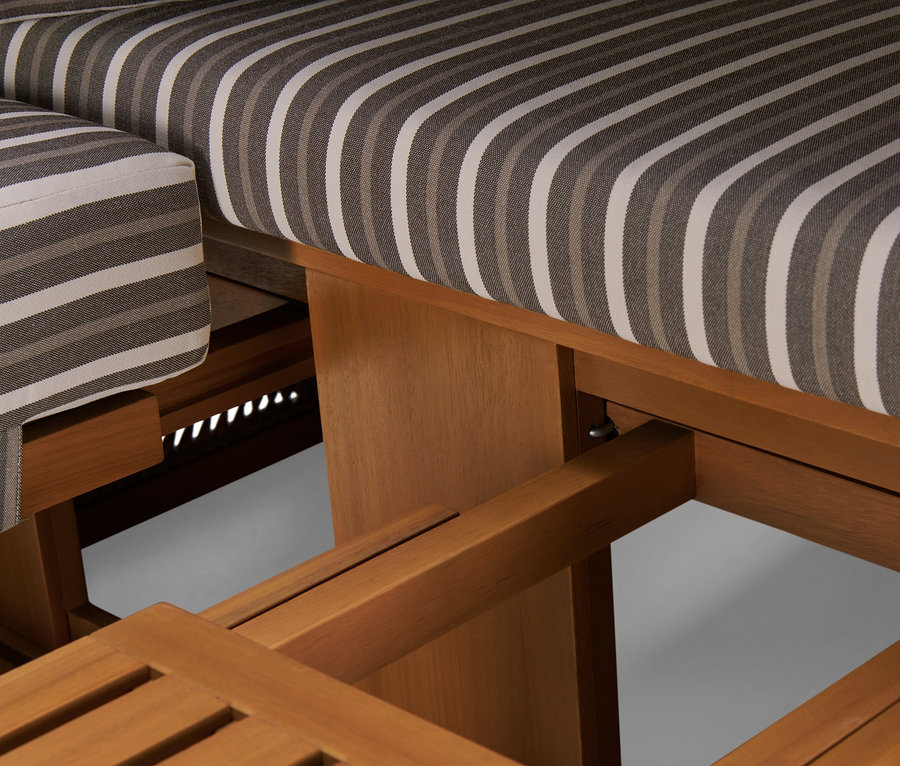 Gros plan sur une corbeille de plage premium XL avec table rabattable, montrant le rembourrage rayé et le cadre en bois.