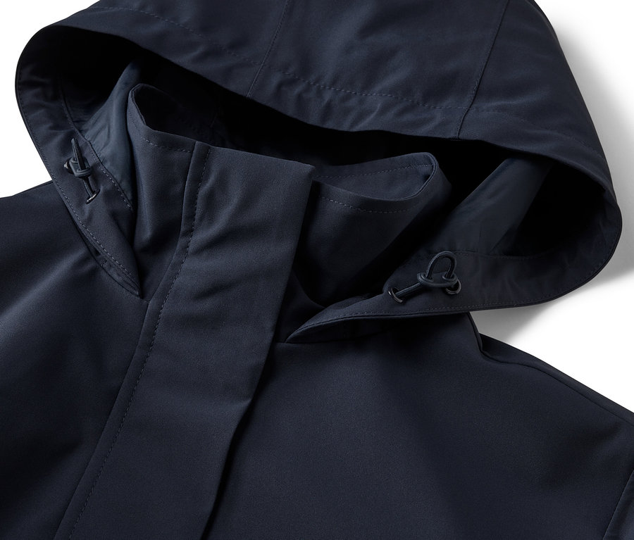 Gros plan sur la capuche d'un trench-coat de pluie.