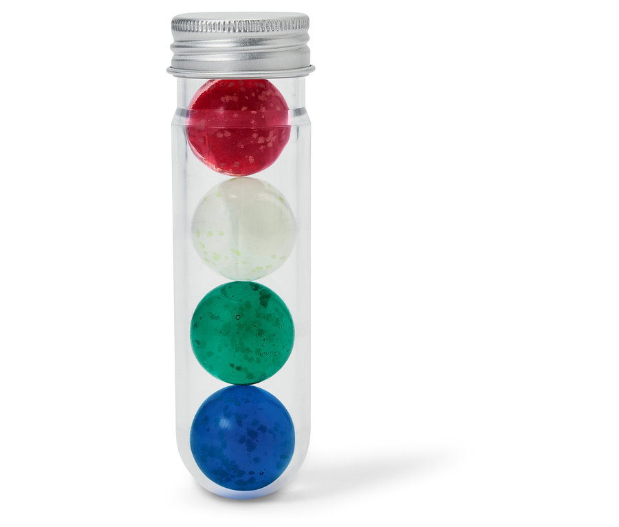 Quatre billes colorées (rouge, blanche, verte et bleue) dans un tube à essai transparent avec un couvercle en métal.