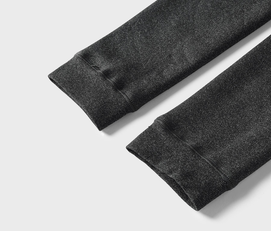 Gros plan sur les manches grises d'un sweat-shirt avec des poignets côtelés.