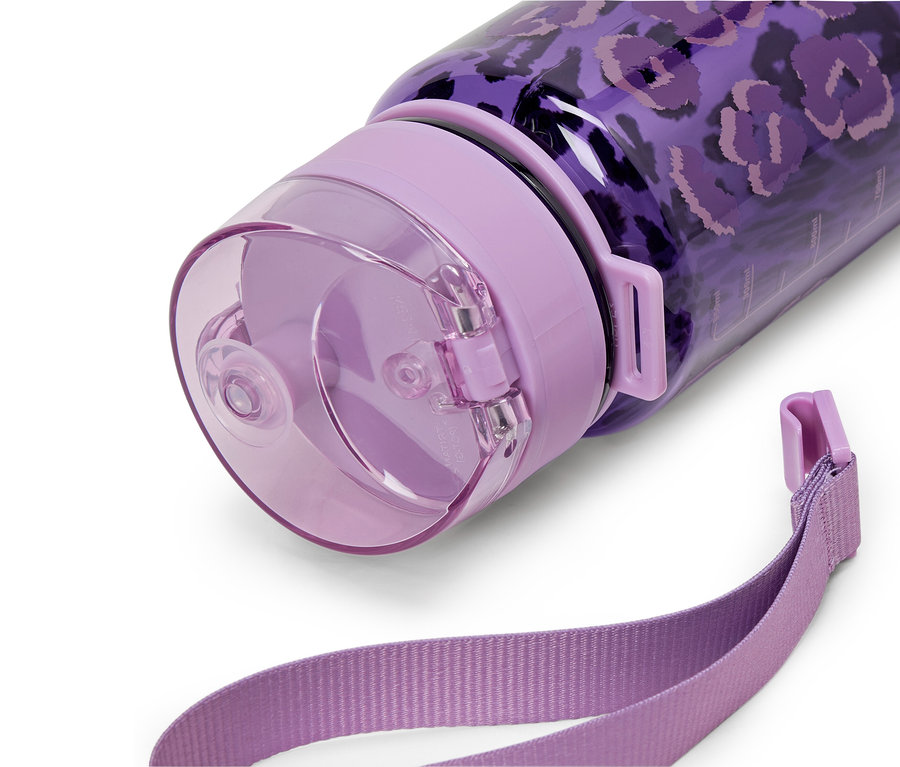 Détail d'une bouteille d'eau violette avec un imprimé animal.