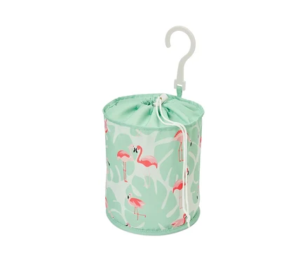 Un sac à pinces à linge avec un motif de flamants roses et de feuilles suspendu à un crochet en plastique blanc.
