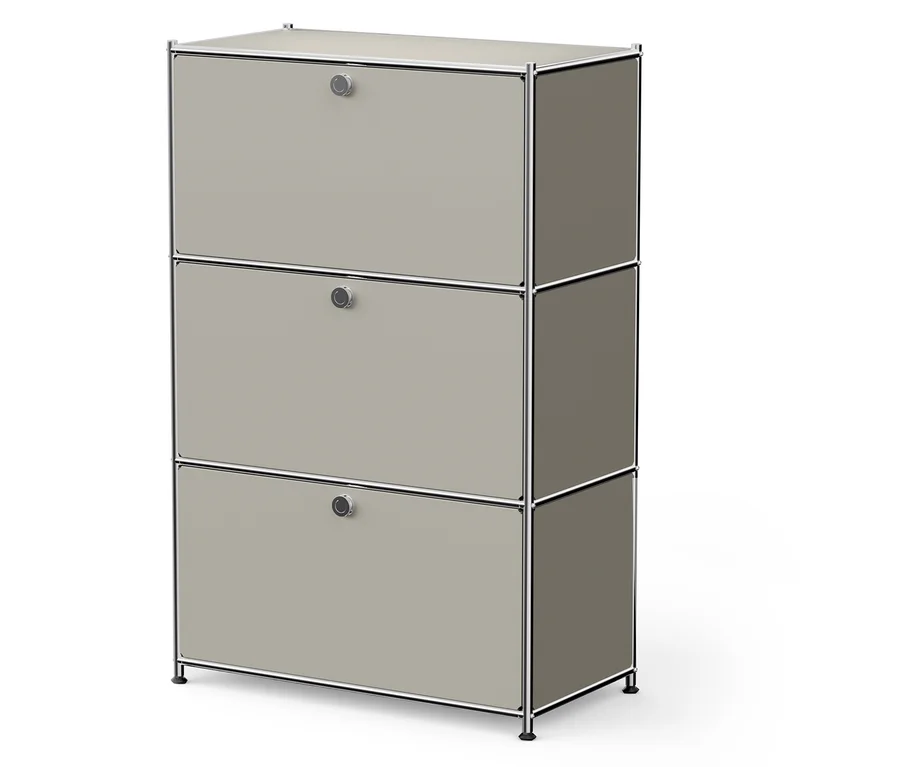 Un meuble de rangement gris à trois étages avec des détails chromés sur un fond blanc.