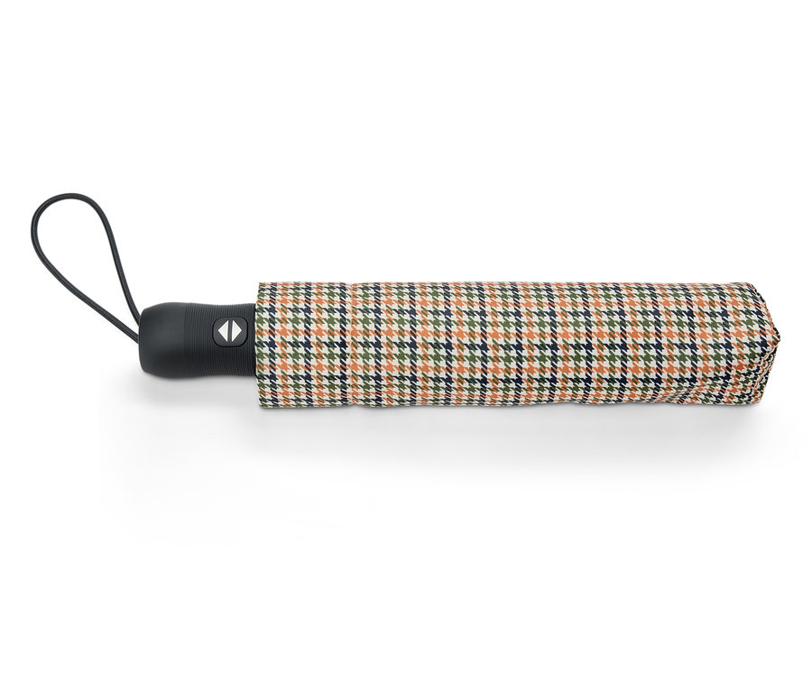 Parapluie plié avec un motif à carreaux dans les tons marron, vert et bleu.