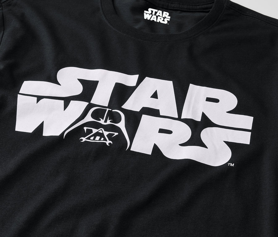 T-shirt noir avec le logo Star Wars en blanc et une image de Dark Vador.