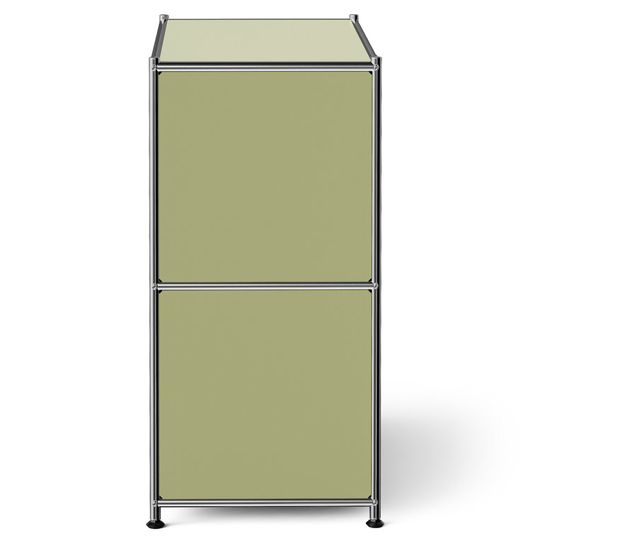 Un meuble de rangement à deux niveaux avec des panneaux vert clair et un cadre métallique.